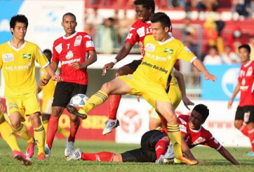 Video: Cầu thủ HV An Giang bị gãy chân trong trận đấu với SLNA